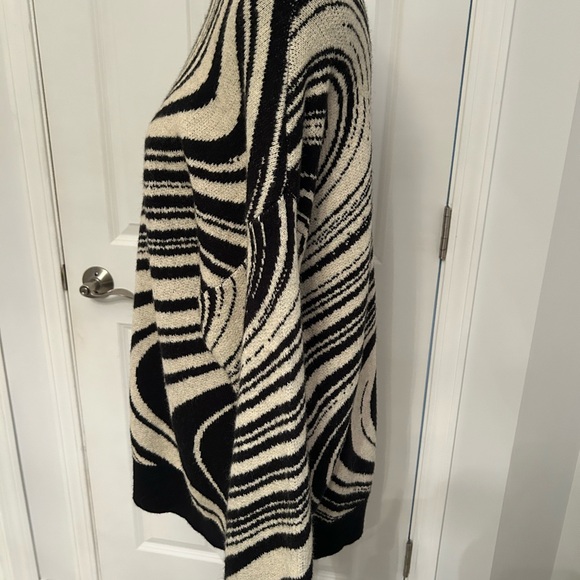 Abstract Sweater - Picture 4 of 7